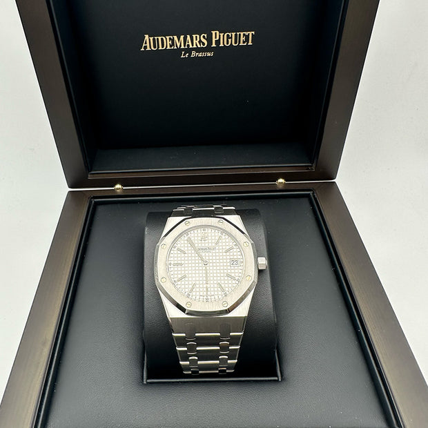 Audemars Piguet Royal Oak "Jumbo" Extra-Thin 39mm 15202ST.OO.0944ST.01 White Dial Pre-Owned